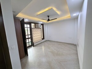 Room in 3 BHK Builder Floor at Sector 9a – for Sale
