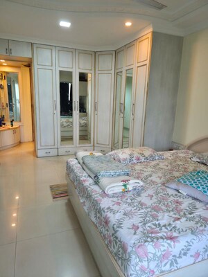 Bedroom in 3 BHK Apartment at Andheri East – for Rent