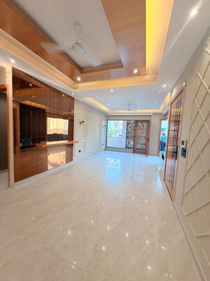 Parking in 3 BHK Builder Floor at Sector 10a – for Sale