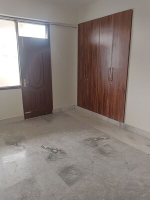 Room in 4 BHK Apartment at Sagar Kunj Apartments, Sector 9a – for Rent