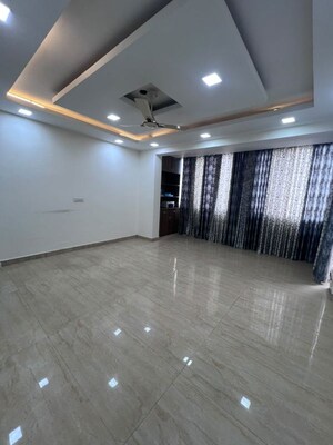 Room in 3 BHK Builder Floor at Sector 9a – for Rent