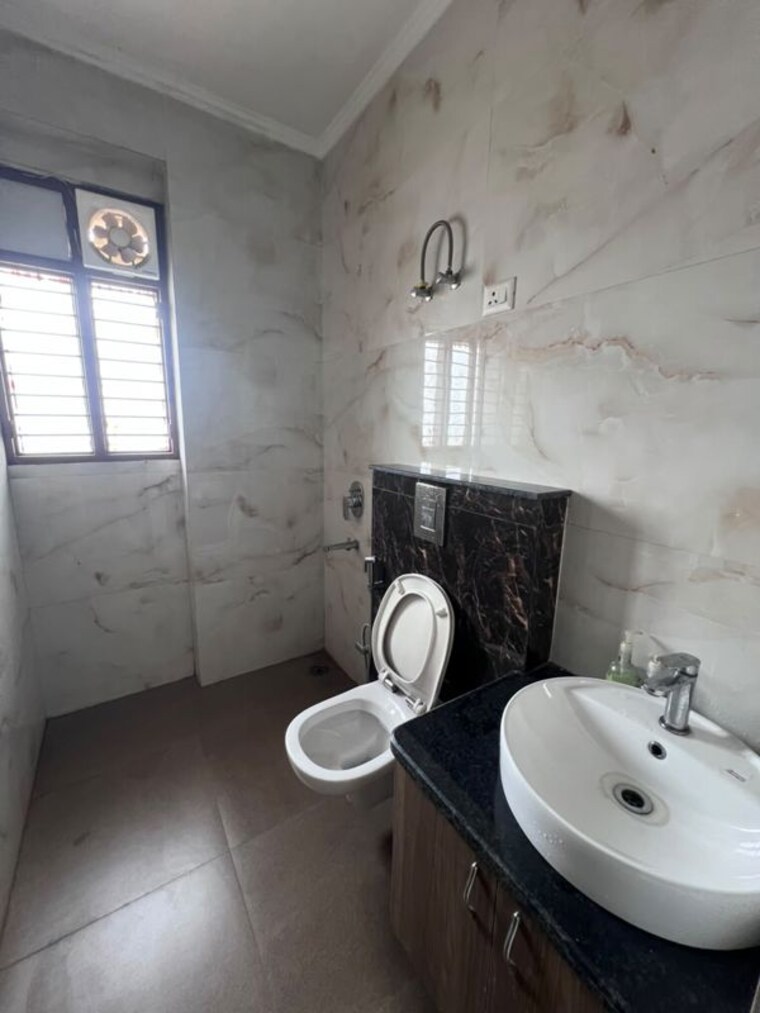 Bathroom, sector 9a 3 Bedroom 2350 Sq.Ft. Builder Floor In Sector 9a Gurgaon 10543327