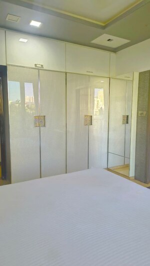 Room in 3 BHK Apartment at Oberoi Exquisite Goregaon, Goregaon East – for Rent