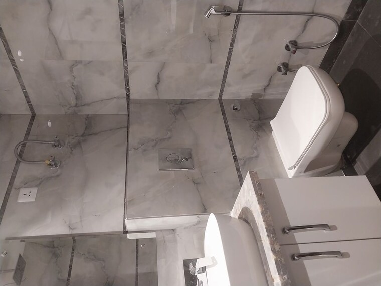 Bathroom, kohat enclave 6+ Bedroom 272 Sq.Yd. Independent House In Kohat Enclave Delhi 10581365