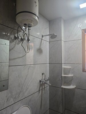 Bathroom in 1 BHK Builder Floor at Sector 40 – for Rent