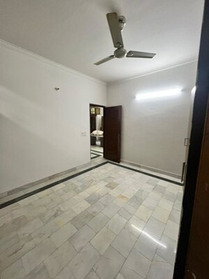 Room in 3 BHK Builder Floor at Naraina – for Rent