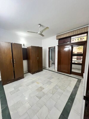 Room in 3 BHK Builder Floor at Naraina – for Rent