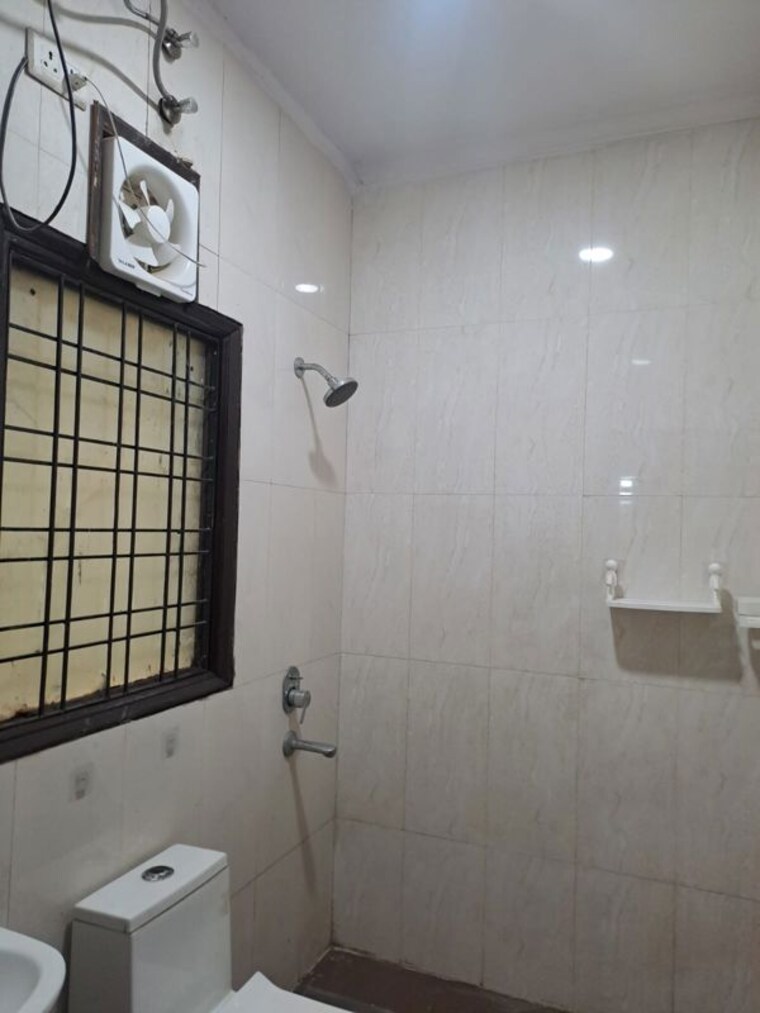 Bathroom, ardee-city 3 Bedroom 1500 Sq.Ft. Builder Floor In Sector 52 Gurgaon 10581601