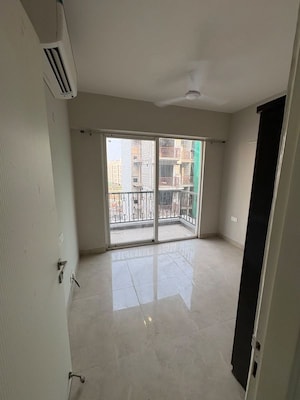 Room in 3 BHK Apartment at Signature Global City 81, Sector 81 – for Rent