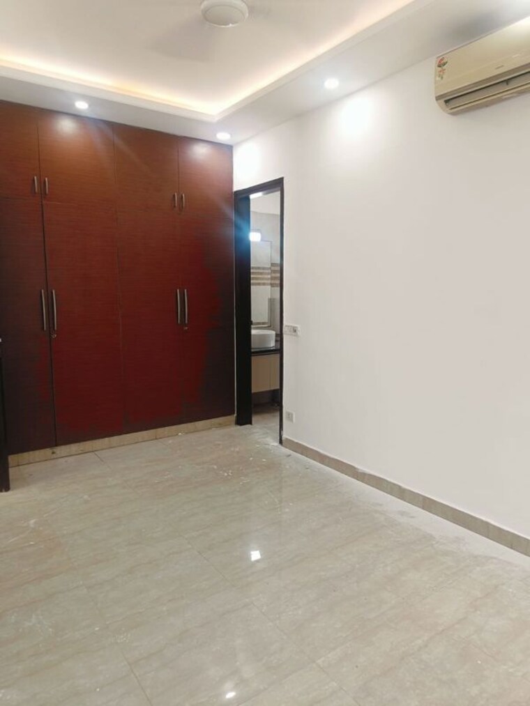 Room, sector 15 2 Bedroom 1800 Sq.Ft. Builder Floor In Sector 15 Gurgaon 10581657