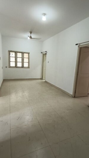 Room in 2 BHK Builder Floor at Defence Colony – for Rent