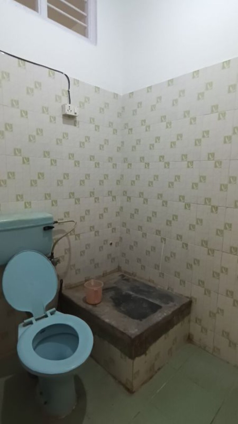 Bathroom, defence colony 2 Bedroom 1200 Sq.Ft. Builder Floor In Defence Colony Bangalore 10581757