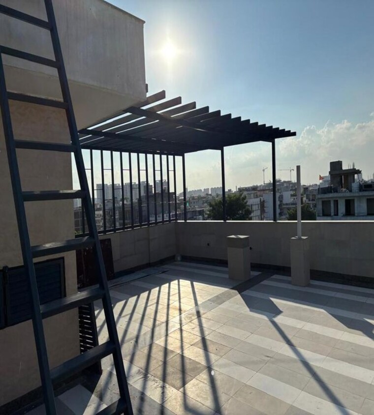 Balcony, sector 51 3 Bedroom 200 Sq.Yd. Builder Floor In Sector 51 Gurgaon 10366180