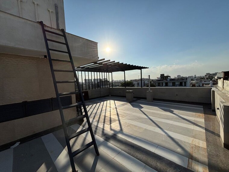 Balcony, sector 51 3 Bedroom 200 Sq.Yd. Builder Floor In Sector 51 Gurgaon 10365760