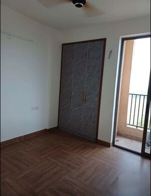 Room in 3 BHK Apartment at Gomti Nagar – for Rent
