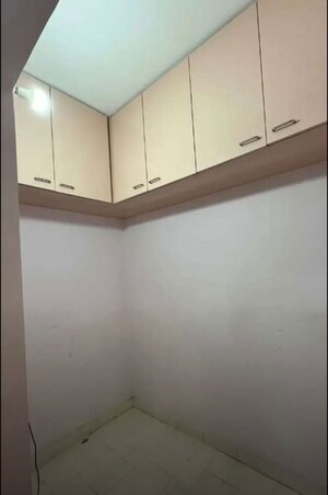 Room in 4 BHK Apartment at Gomti Nagar – for Rent