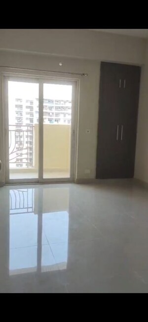 Room in 3 BHK Apartment at Mahagun Moderne, Sector 78 – for Rent
