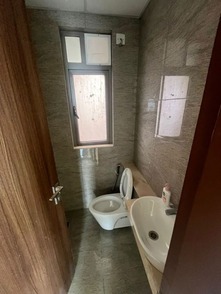 Bathroom, piramal-mahalaxmi 3 Bedroom 1600 Sq.Ft. Apartment In Mahalaxmi Mumbai 10582240