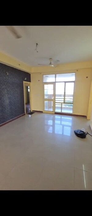 Room in 3 BHK Apartment at Eldeco Green Meadows, Pi Greater Noida – for Sale