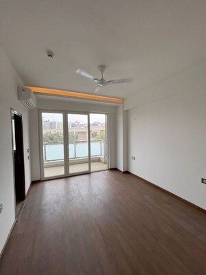 Room in 3 BHK Builder Floor at Unitech South City II, Sector 50 – for Sale