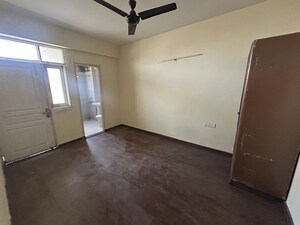 Room in 3.5 BHK Apartment at TDI Tuscan city Heights, Gt Karnal Road – for Rent