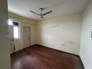 Room in 3.5 BHK Apartment at TDI Tuscan city Heights, Gt Karnal Road – for Rent
