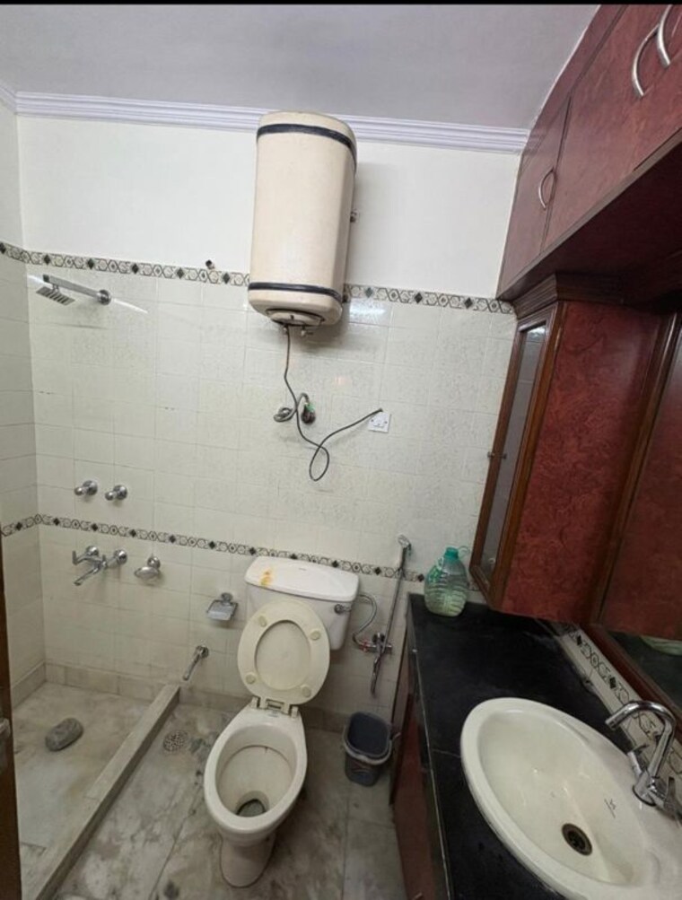 Bathroom, kalkaji 3 Bedroom 1800 Sq.Ft. Builder Floor In Kalkaji Delhi 10582295