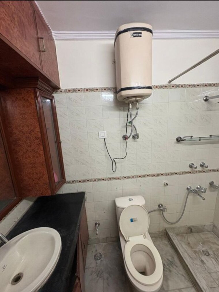 Bathroom, kalkaji 3 Bedroom 1800 Sq.Ft. Builder Floor In Kalkaji Delhi 10582295
