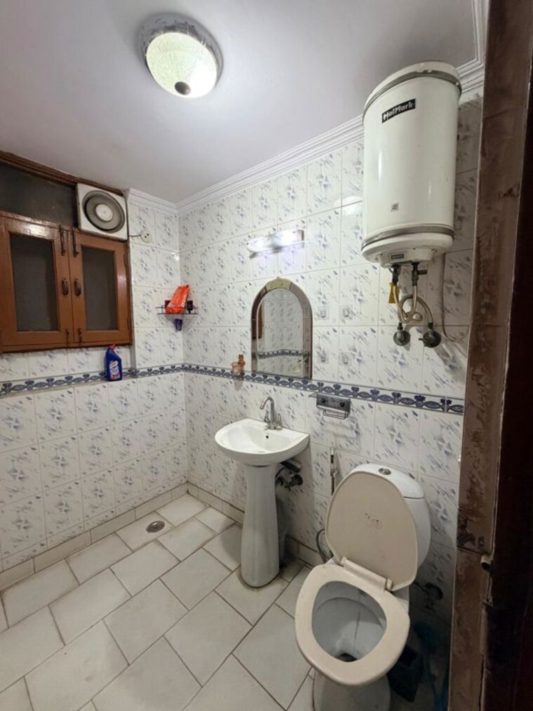 Bathroom, malviya nagar 2 Bedroom 900 Sq.Ft. Builder Floor In Malviya Nagar Delhi 10582333