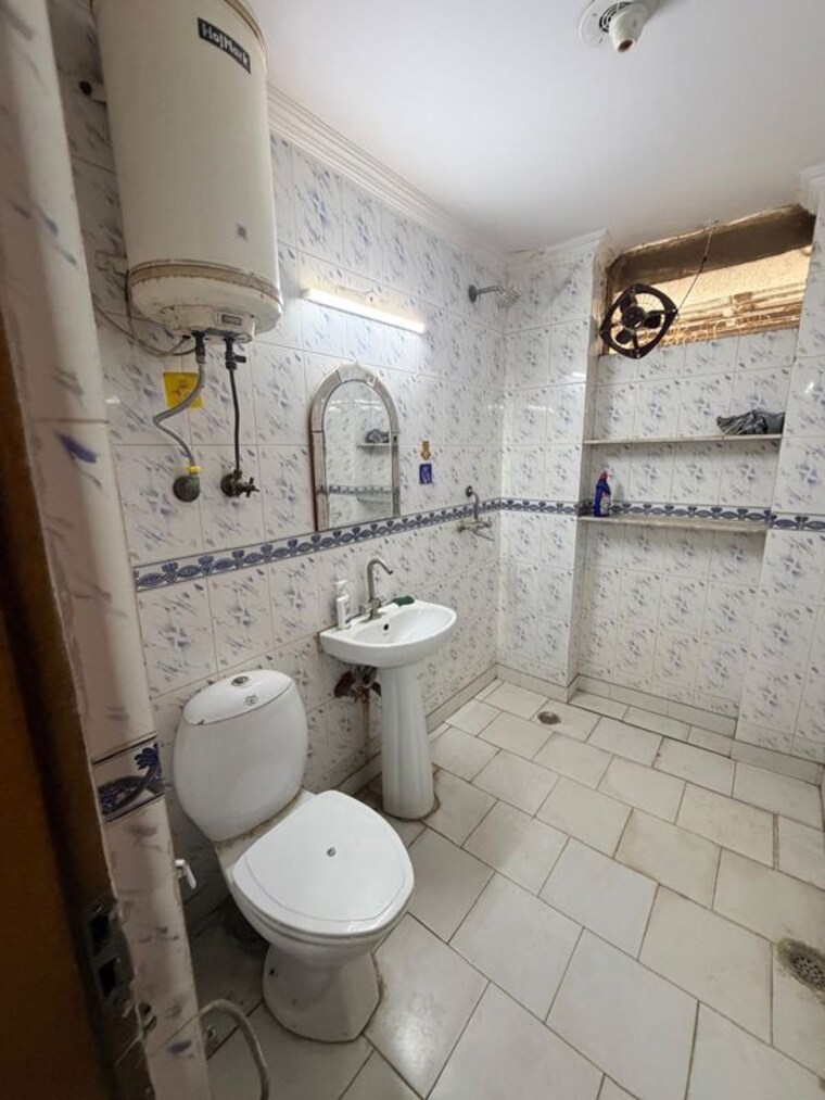 Bathroom, malviya nagar 2 Bedroom 900 Sq.Ft. Builder Floor In Malviya Nagar Delhi 10582333