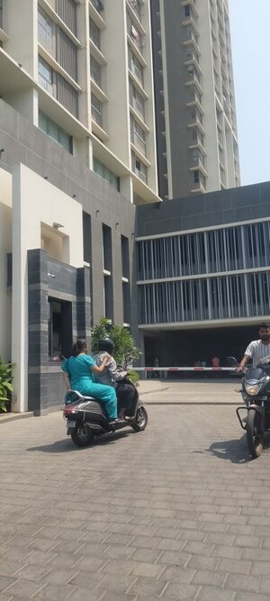 Parking in 2 BHK Apartment at Kalpataru Paramount, Kapur Bawdi – for Rent