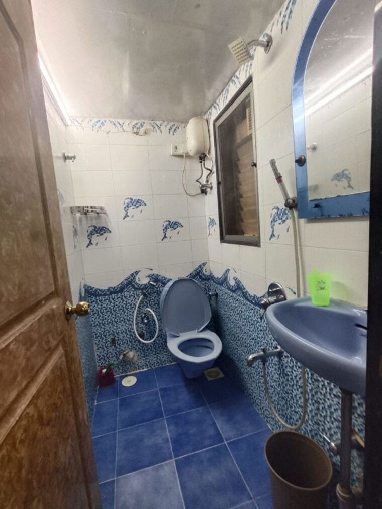 Bathroom, andheri kurla road 2 Bedroom 700 Sq.Ft. Apartment In AndherI Kurla Road Mumbai 10582394