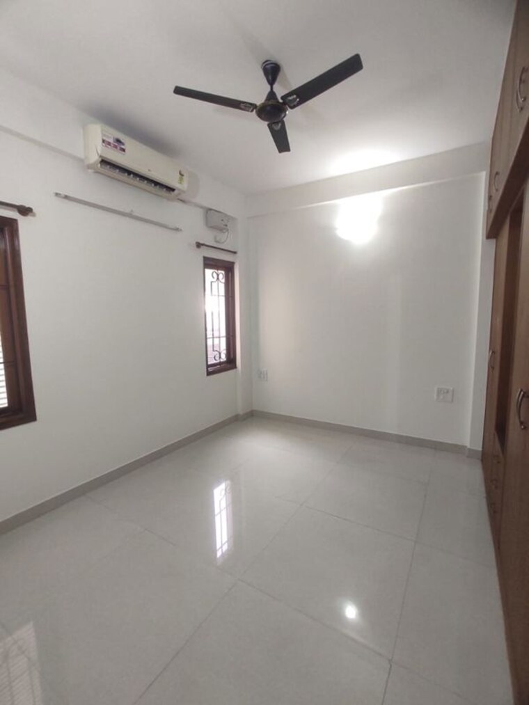 Room, coles-corner 3 Bedroom 1500 Sq.Ft. Builder Floor In Frazer Town Bangalore 10302889