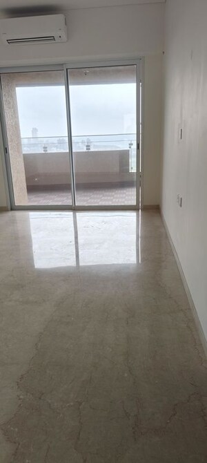 Room in 4 BHK Apartment at Lokhandwala Minerva Mahalaxmi, Mahalaxmi – for Rent