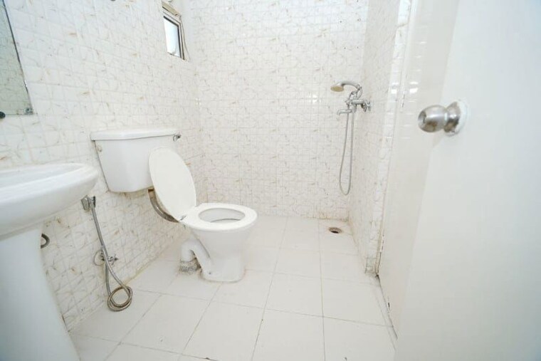Bathroom, gaur-city-4th-avenue 2.5 Bedroom 1175 Sq.Ft. Apartment In Sector 4 Greater Noida Greater Noida 10582457