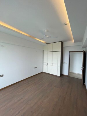 Room in 2.5 BHK Builder Floor at Unitech South City II, Sector 50 – for Sale