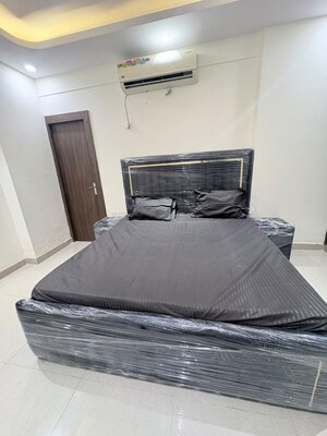 Room in 3 BHK Apartment at Noida Central – for Rent
