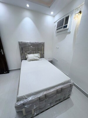 Room in 3 BHK Apartment at Noida Central – for Rent