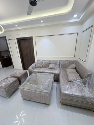 Living Room in 3 BHK Apartment at Noida Central – for Rent
