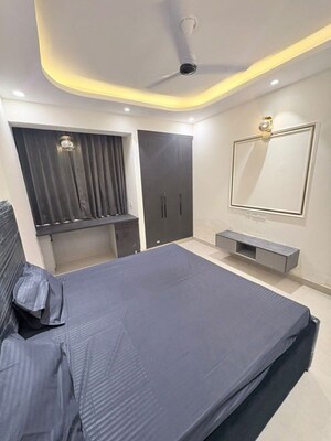 Room in 3 BHK Apartment at Noida Central – for Rent