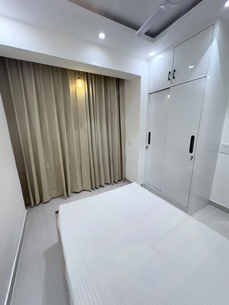 Room, noida central 3 Bedroom 1375 Sq.Ft. Apartment In Noida Central Noida 10582559