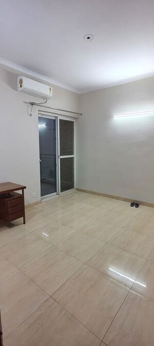 Room in 3.5 BHK Apartment at Mahagun Moderne, Sector 78 – for Rent