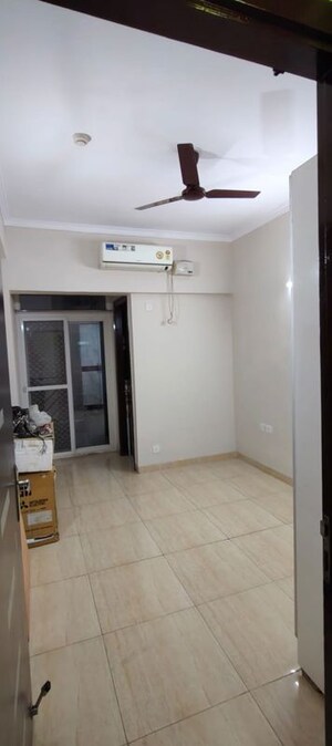 Room in 3.5 BHK Apartment at Mahagun Moderne, Sector 78 – for Rent