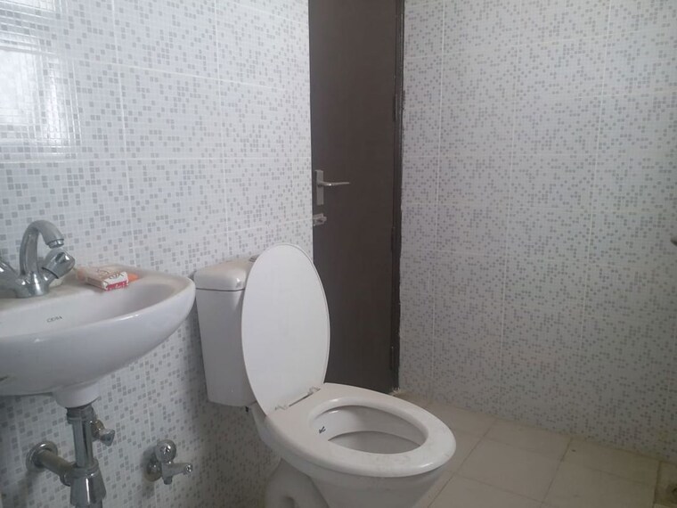 Bathroom, bptp-park-floors-i 3 Bedroom 1077 Sq.Ft. Builder Floor In Sector 77 Faridabad 10582569