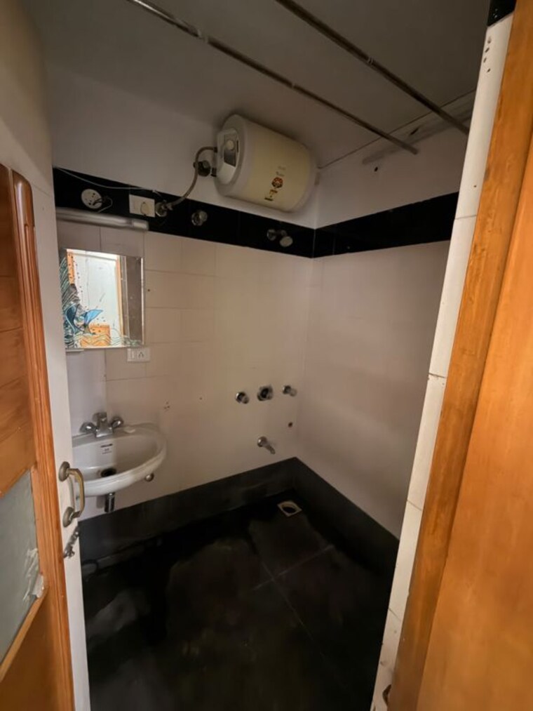 Bathroom, lady-ratan-tower 2 Bedroom 800 Sq.Ft. Apartment In Worli Mumbai 10582656