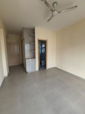 Room in 2.5 BHK Apartment at Corona Optus, Sector 37c – for Rent