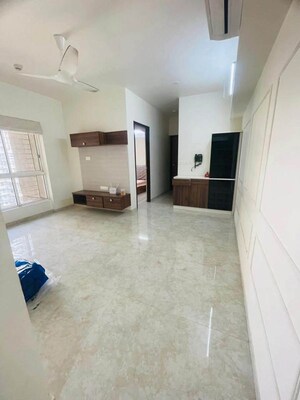 Room in 2 BHK Apartment at Lodha Amara, Kolshet Road – for Rent
