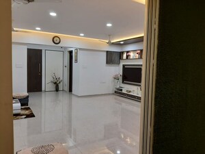 Room in 2 BHK Apartment at JP Decks, Goregaon East – for Rent