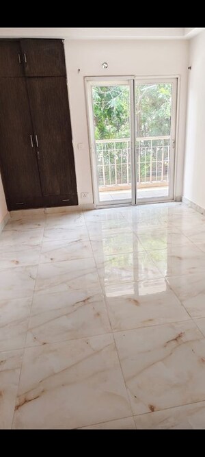 Room in 2.5 BHK Apartment at Mahagun Maple, Sector 50 – for Sale
