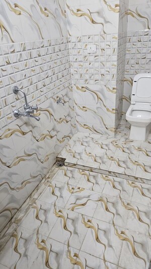 Bathroom in 1 BHK Villa at Geeta Apartments Mahanagar, Mahanagar – for Rent